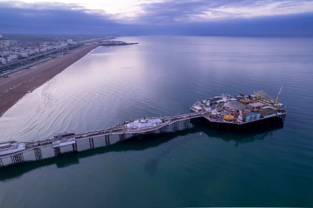 Prise de vue par drone de la jetée de Brighton au Royaume-Uni de retour à la photographie par drone