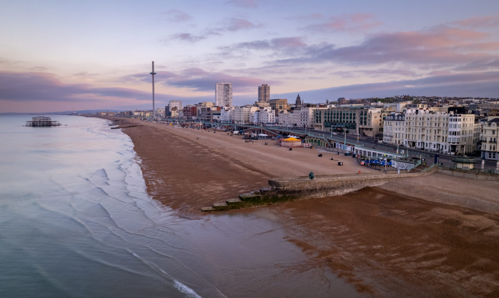 Brighton beach et i360 à l'aube de retour à la photographie par drone