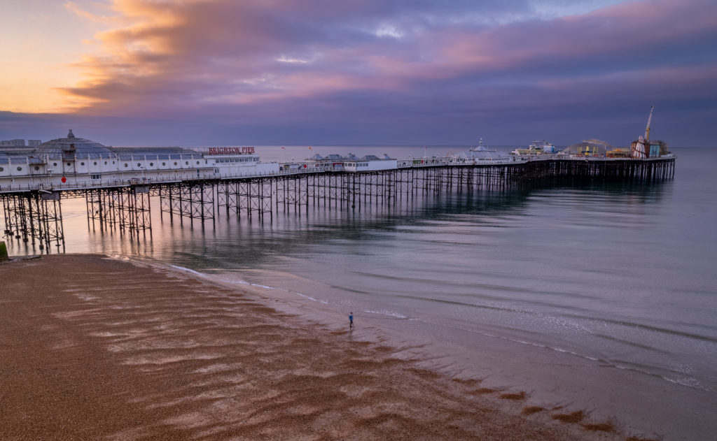 Brighton pier au lever du soleil de retour à la photographie par drone