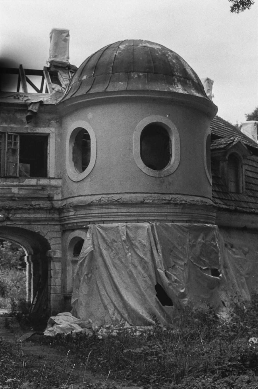 5 Cadres... Du Manoir letton de Kaucminde sur film Lomography Berlin 400 Cinema (Nikon FE2 et Nikon 55mm f/1.2 AI) - par Felix I Flores Rodriguez