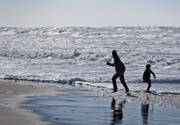 enfants jouant sur la plage